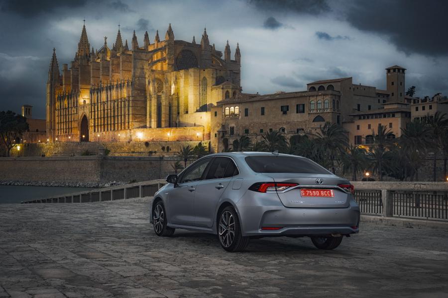  Toyota Corolla Hybrid Sedan 2019 года  (WW) (фото 5 из 25)